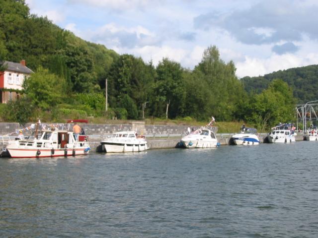 les bateaux participants sur l'autre rive