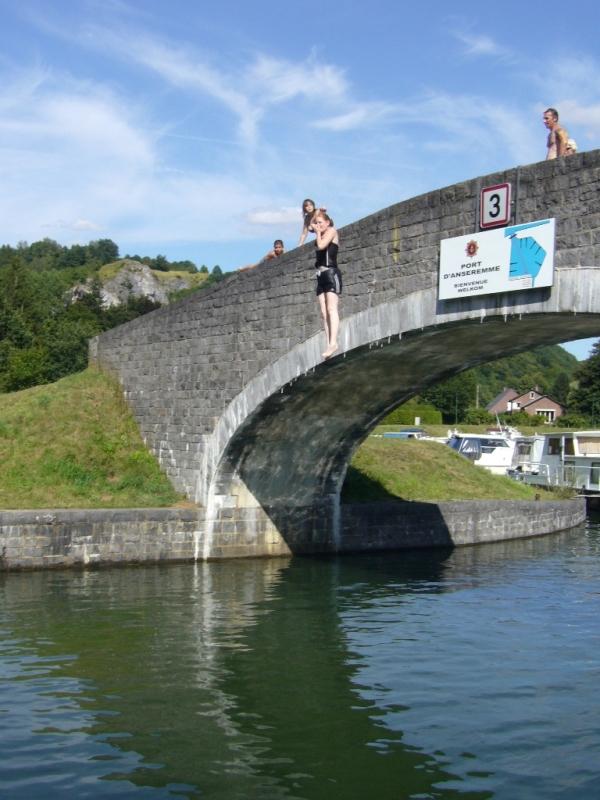 photo de Mélanie sautant du pont