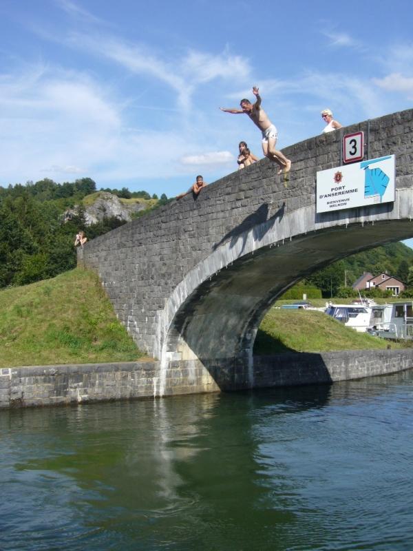 Bruno saute du pont